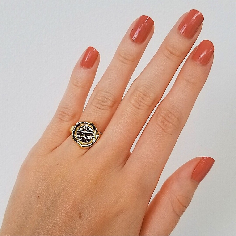 Round Abstract Ring - Picture 2 of 4